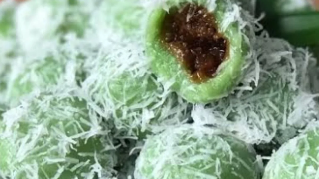 Sekali Gigit Langsung Meletus! Ternyata Ini Asal-usul Klepon yang Bikin Penasaran