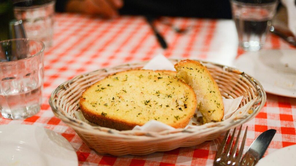 Gurih Lumer di Mulut! Ini Resep Garlic Cheese Bread ala Rich Products Indonesia