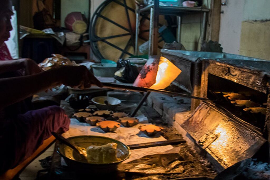 Roti Kembang Waru Legendaris Kotagede, Cita Rasa Kuno yang Masih Bertahan!