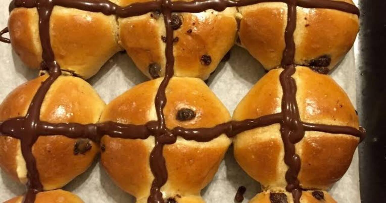 Empuk dan Harum! Resep Hot Cross Buns yang Bikin Siapa Saja Ketagihan