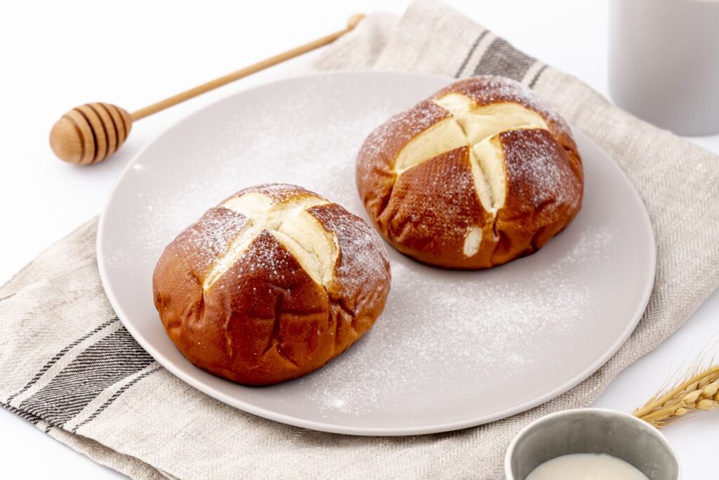 Empuk dan Harum! Resep Hot Cross Buns yang Bikin Siapa Saja Ketagihan