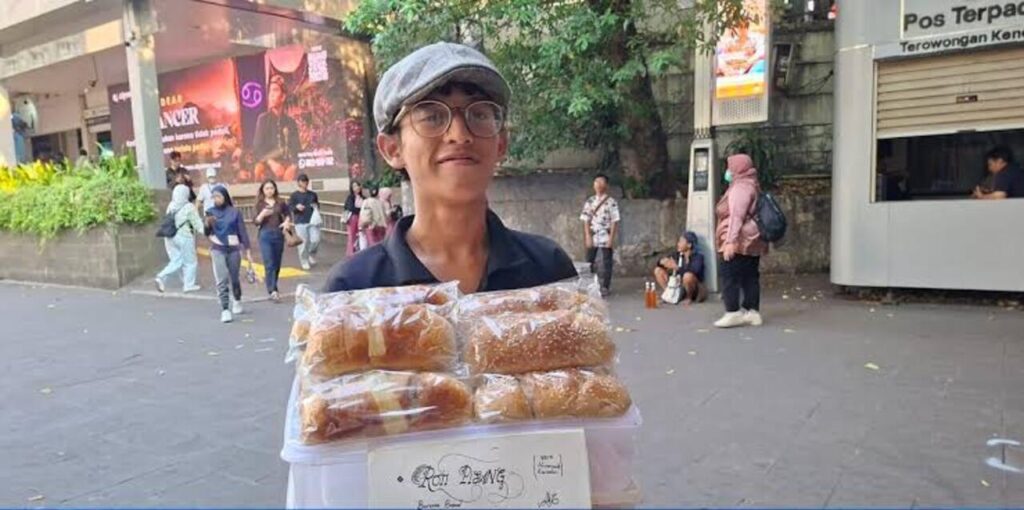 Kisah Haru Muhammad Penjual Roti, Pilih PKBM Paket C Agar Tetap Bisa Bantu Ibu