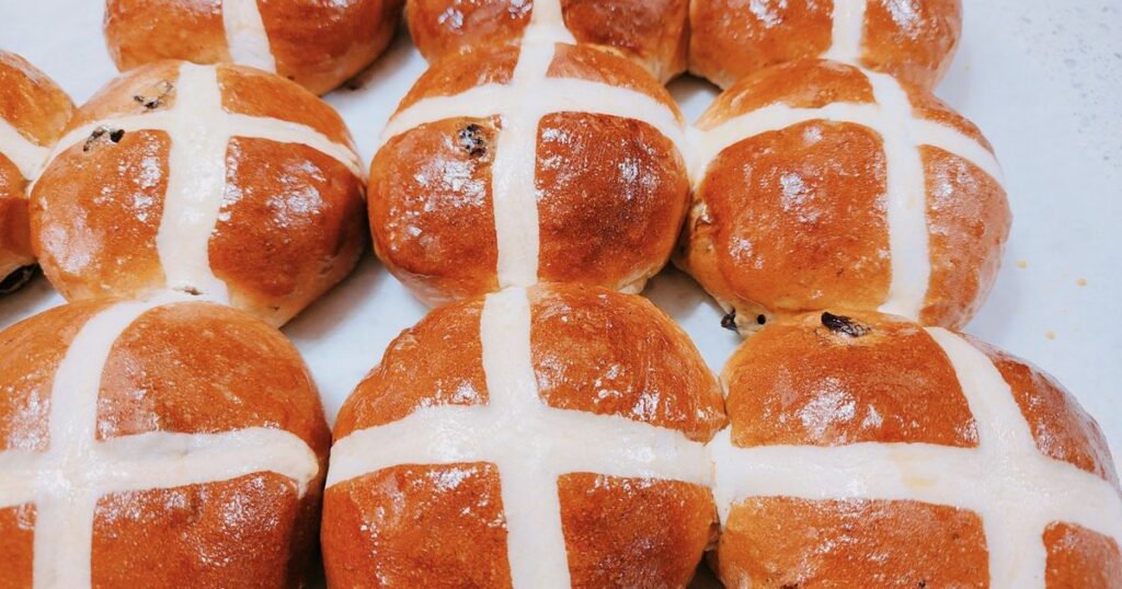 Empuk dan Harum! Resep Hot Cross Buns yang Bikin Siapa Saja Ketagihan